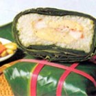 Bánh chưng là một loại bánh truyền thống của dân tộc Việt nhằm thể hiện lòng biết ơn của con cháu đối với cha ông và đất trời xứ sở. Nguyên liệu làm bánh chưng gồm gạo nếp, đậu xanh, thịt lợn, lá dong và bánh thường được làm vào các dịp Tết cổ truyền của dân tộc Việt, cũng như ngày giổ tổ Hùng Vương) (mùng 10 tháng 3 âm lịch).
Lá dong: rửa từng lá thật sạch hai mặt và lau thật khô. Rửa càng sạch bánh càng đỡ bị mốc về sau. Trước khi, gói lá dong được người gói bánh dùng dao bài mài thật sắc (loại dao nhỏ chuyên dùng để gọt) cắt lột bỏ bớt cuộng dọc sống lưng lá để lá bớt cứng, để ráo nước (nếu lá quá giòn có thể hấp một chút để lá mềm dễ gói). Một số vùng vẫn hay dùng lá chuối, trước khi gói nhúng nước sôi để dẻo. Lau thật khô trên lá, cắt cạnh nhỏ vừa gói bánh.
Gạo nếp: nhặt loại bỏ hết những hạt gạo khác lẫn vào, vo sạch, ngâm gạo ngập trong nước cùng 0,3% muối trong thời gian khoảng 12-14 giờ tùy loại gạo và tùy thời tiết, sau đó vớt ra để ráo. Có thể xóc với muối sau khi ngâm gạo thay vì ngâm nước muối.
Đỗ xanh: Giã nhuyễn, ngâm nước ấm 40° trong 2 giờ cho mềm và nở, đãi bỏ hết vỏ, vớt ra để ráo. Nhiều nơi dùng đỗ hạt đã đãi vỏ trong khi những nơi khác cho vào chõ đồ chín, mang ra dùng đũa cả đánh thật tơi đều mịn và sau đó chia ra theo từng nắm, mỗi chiếc bánh chưng được gói với hai nắm đậu xanh nhỏ. Cũng có một số nơi nhét sẵn thịt lợn vào giữa nắm đỗ.
Thịt lợn: Thịt heo đem rửa để ráo, cắt thịt thành từng miếng cỡ từ 2,5 đến 3 cm sau đó ướp với hành tím xắt mỏng, muối tiêu hoặc bột ngọt để khoảng hai giờ cho thịt ngấm.
Khâu chuẩn bị nguyên liệu, vật liệu cho bánh chưng đặc biệt quan trọng để bánh có thể bảo quản được lâu dài không ôi thiu hay bị mốc. Thịt ướp dùng nước mắm, vo nếp không sạch, đãi đậu không kỹ hay rửa lá còn bẩn, không lau khô lá trước khi gói đều có thể khiến thành phẩm chóng hỏng.
 GÍA THÀNH DAO ĐỘNG TỪ 25000 ĐẾN 70000 TÙY THEO NHU CẤU CỦA KHÁCH HÀNG. MỌI THÔNG TIN XIN LIÊN HỆ:0936548585 HOẶC 0977952162


Read more: http://www.hangxin.com.vn/products/B%C3%A1nh-tr%C6%B0ng-gi%C3%A1-t%E1%BB%AB-25000-%C4%91%E1%BA%BFn-70000.html#ixzz1fcn62vSO